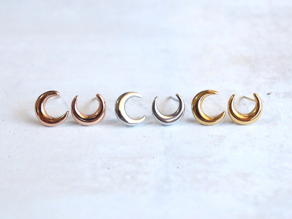☆新作☆三日月のピアス つけっぱなしOK 錆びないサージカルステンレス【MOON 月 3colors】 1枚目の画像