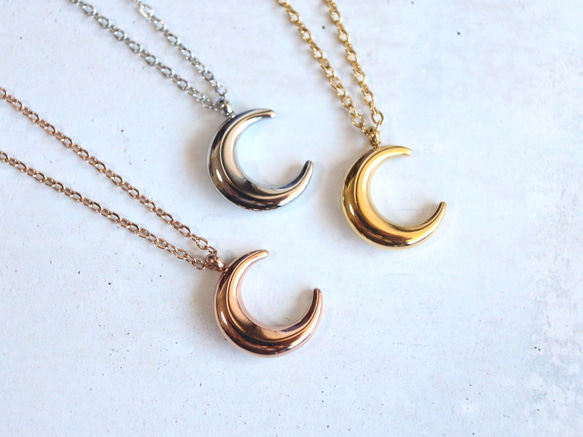 ☆三日月のネックレス つけっぱなしOK 錆びないサージカルステンレス