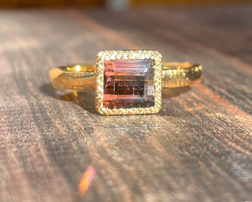 ★極美品★ 英国 オレンジ トルマリン リング ゴールド 9金 UK オレンジピンクとグレーの バイカラー トルマリン 1.79ct 伏せ込み留