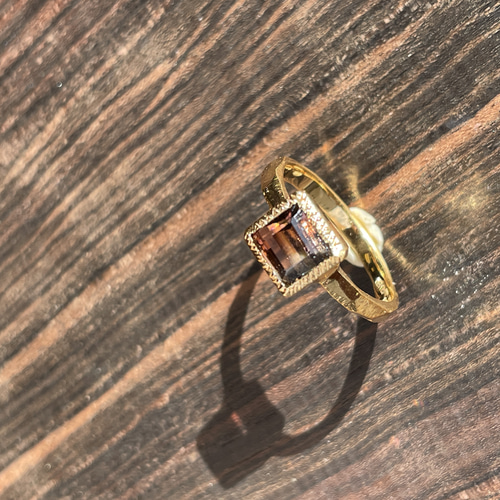 オレンジピンクとグレーの バイカラー トルマリン 1.79ct 伏せ