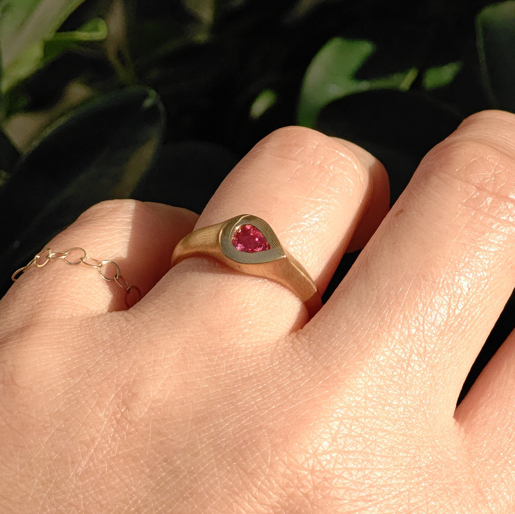 ルビー　ペアシェイプカット　伏せ込み　印台　シルバーSV925リング