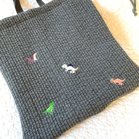 ライヴリーダイナソー　nubiが選べる 体操着袋　H35W35 お着替え袋　入園入学　恐竜　刺繍　ヌビ　受注制作　巾着 2枚目の画像