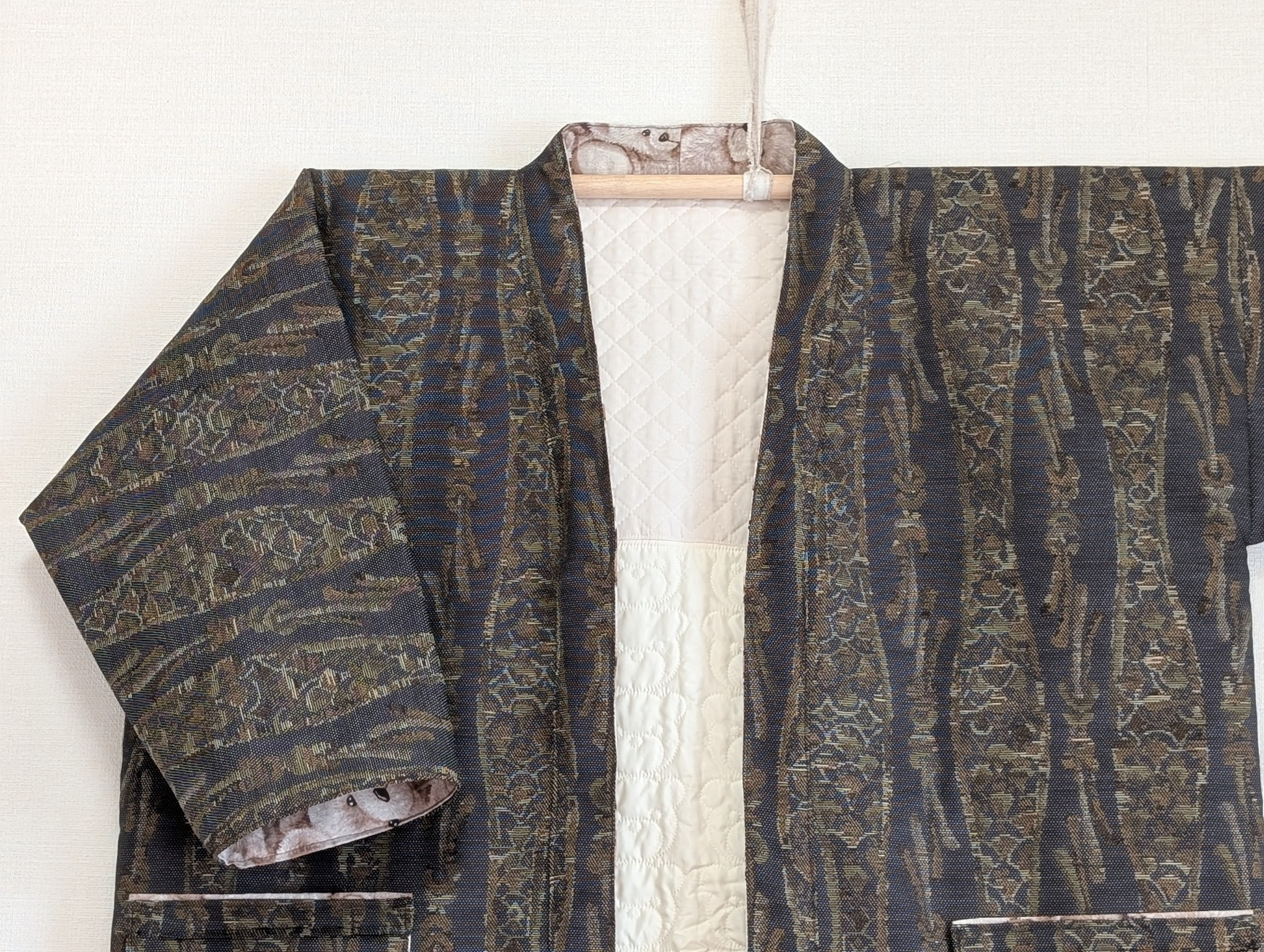 着物生地を使った半纏(はんてん)はいかがですか?背中に薄綿入りで暖かいです。綿は後ろのみなので見た目スッキリ贈り物にOK