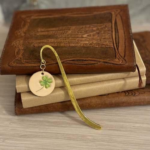 レザー】四つ葉のクローバーのブックマーク 本革 しおり・ブックマーク