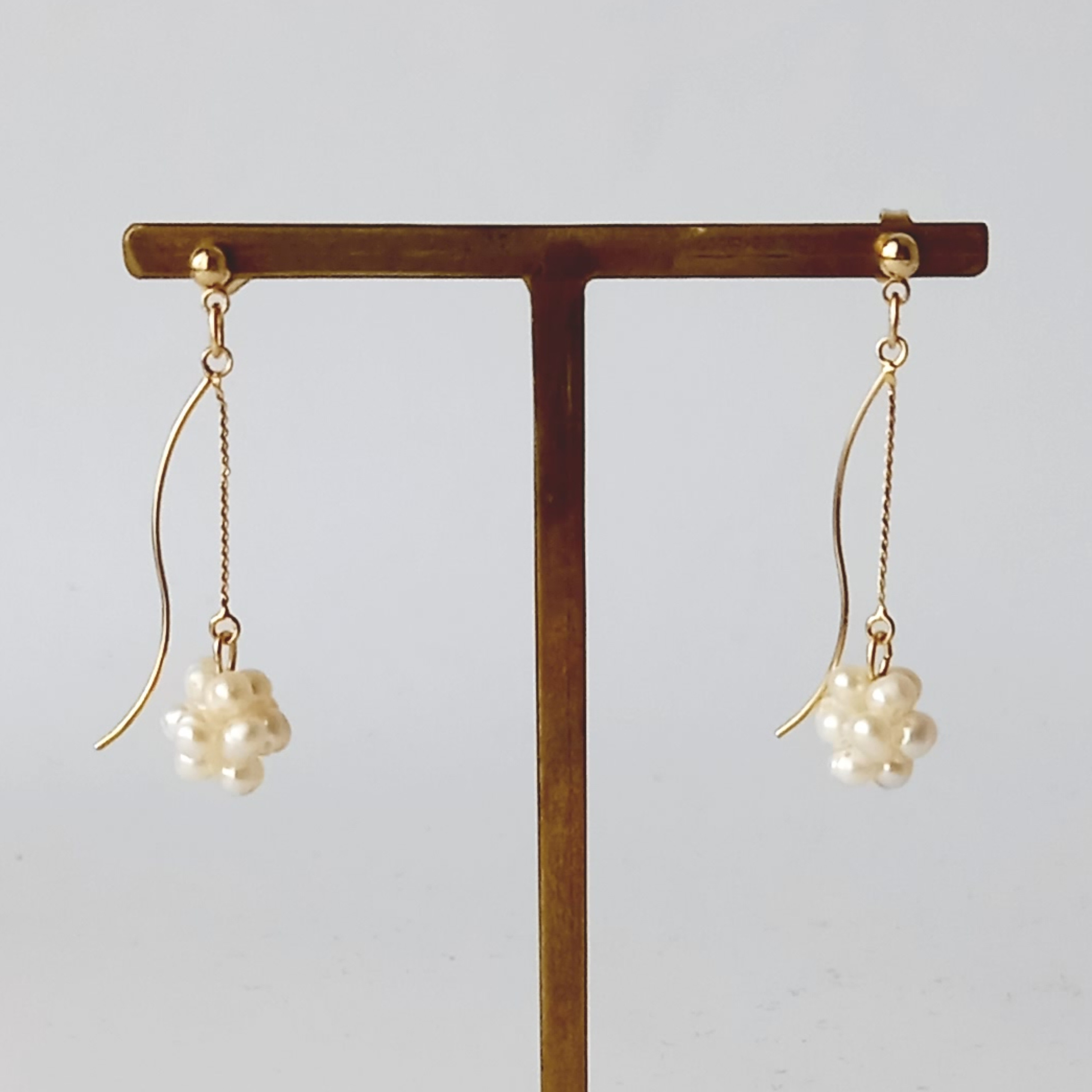 揺れる一粒の淡水パールピアス