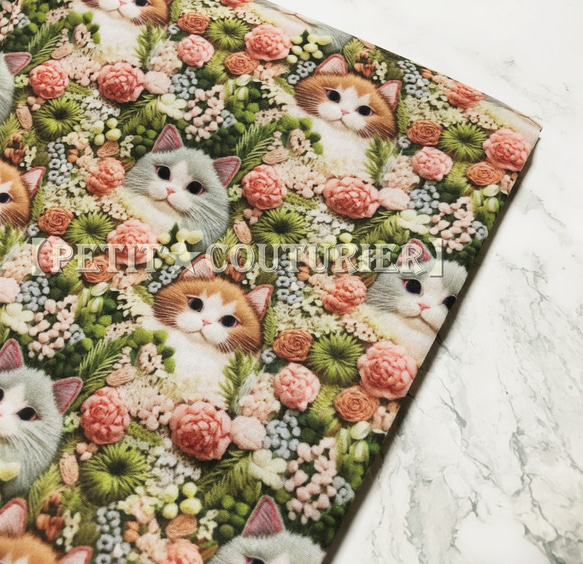 【新品】絵画　タペストリー　猫　花柄　タイル　アンティーク 送料無料】 No.7041 立体模様の猫ちゃん 刺しゅう風 70×45