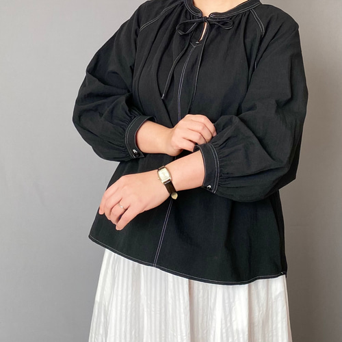 季節の変わり目に。コットンリネンのアンティーク風スモックブラウス