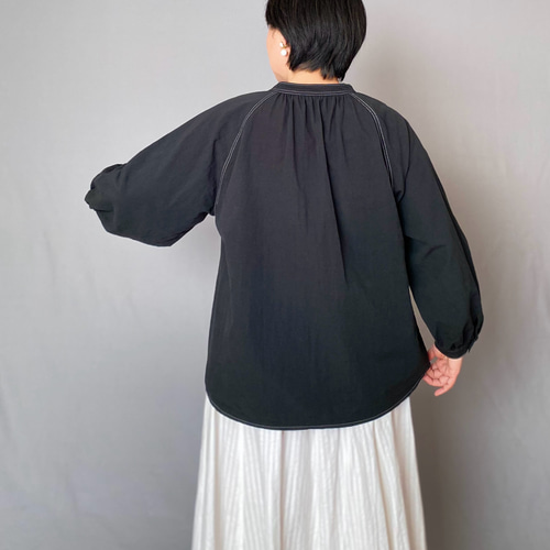 季節の変わり目に。コットンリネンのアンティーク風スモックブラウス