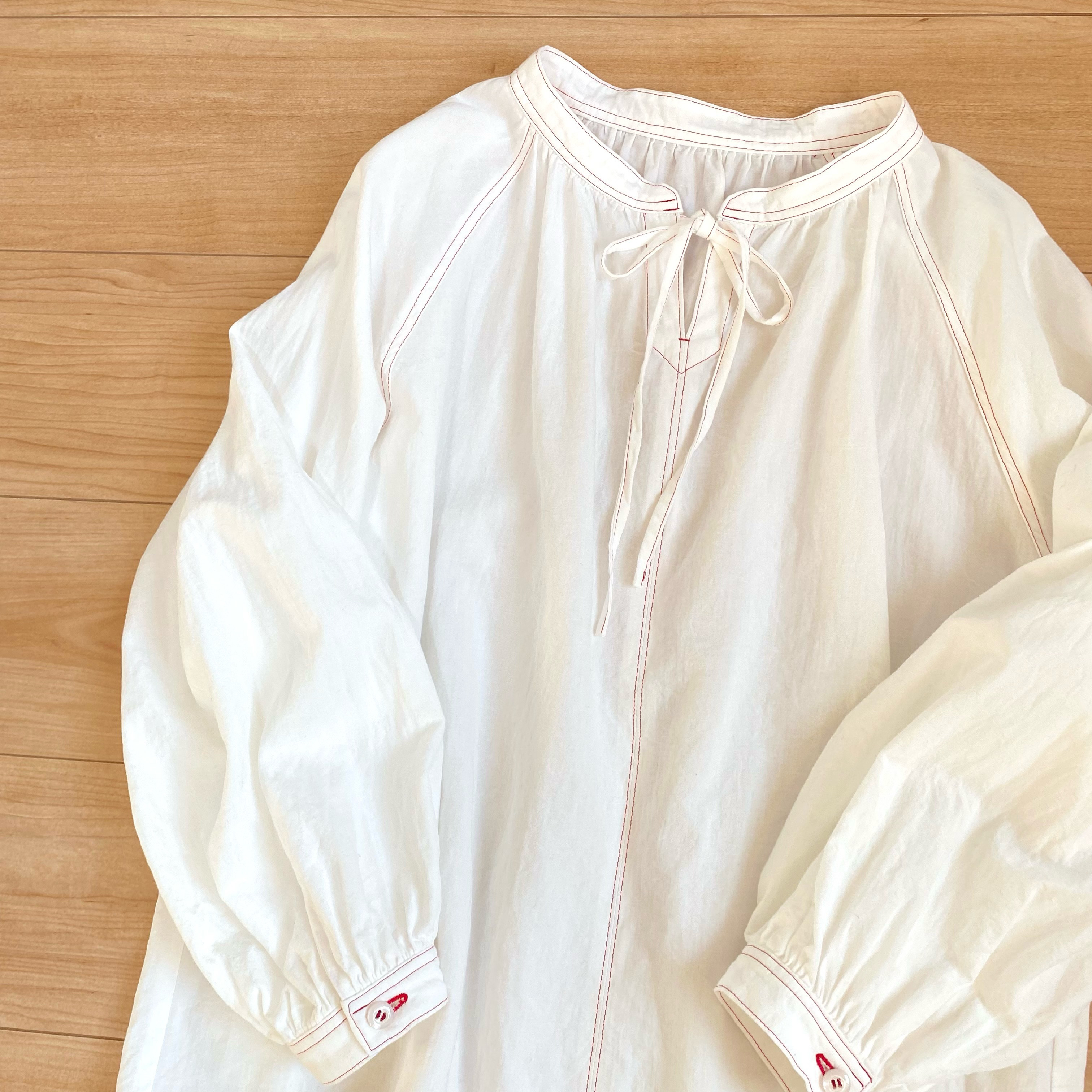 季節の変わり目に。赤ステッチ コットンリネンのアンティーク風スモックブラウス (オフホワイト)  フリーサイズ