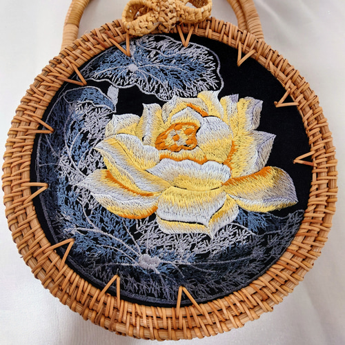「大人気 新入荷 新品」に該当するファッション通販 ベトナムラタンの蓮の刺繍バッグ ブルー 花柄 ハンドバッグ 高級 ハンドバッグ