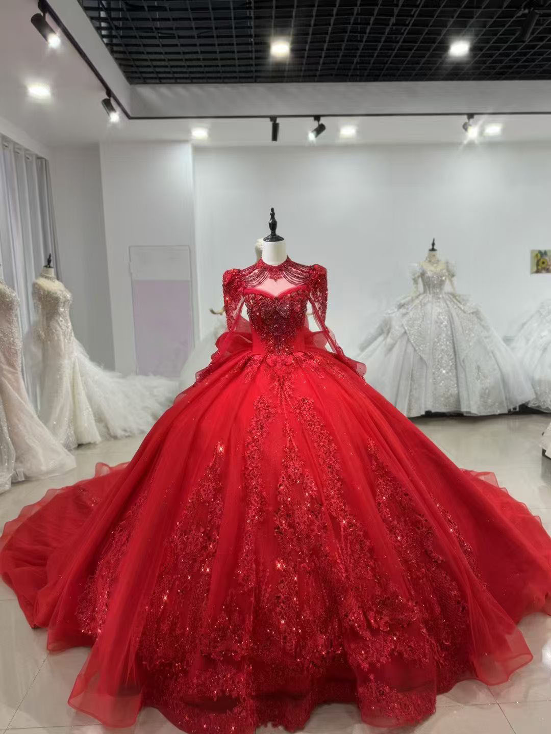高品質ウェディングドレス　編み上げ　背中見せ　赤　豪華　長袖　トレーン　蝶々　キラキラレース　ビーズ　レーススカート挙式