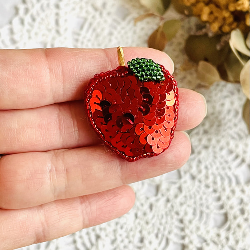 スワロフスキー♥ブローチ 林檎 りんご ゴールド 小ぶり 小さめ 美品 レア スワロフスキークリスタル付りんごL - SUMIRE