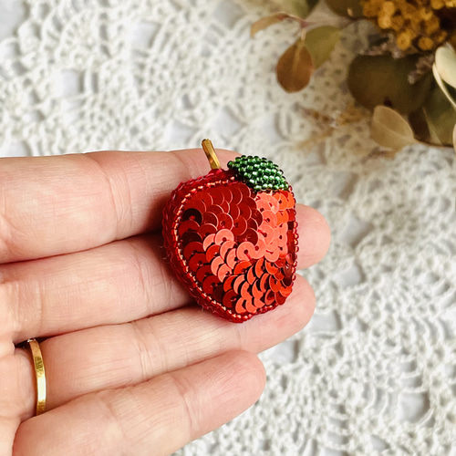 スパンコール刺繍のぷっくりブローチ・りんご ブローチ Little