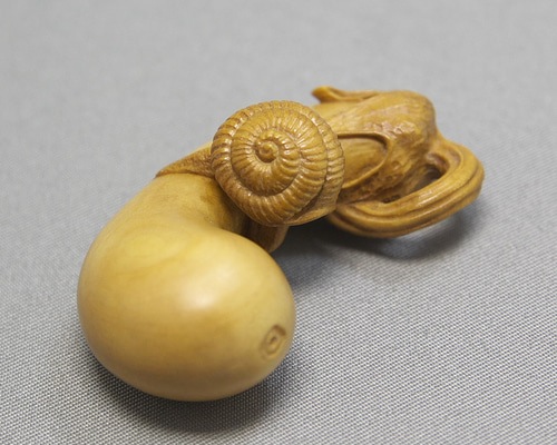 根付】茄子に蝸牛 / なす に かぎゅう（御蔵島産 黄楊材 使用） 和装