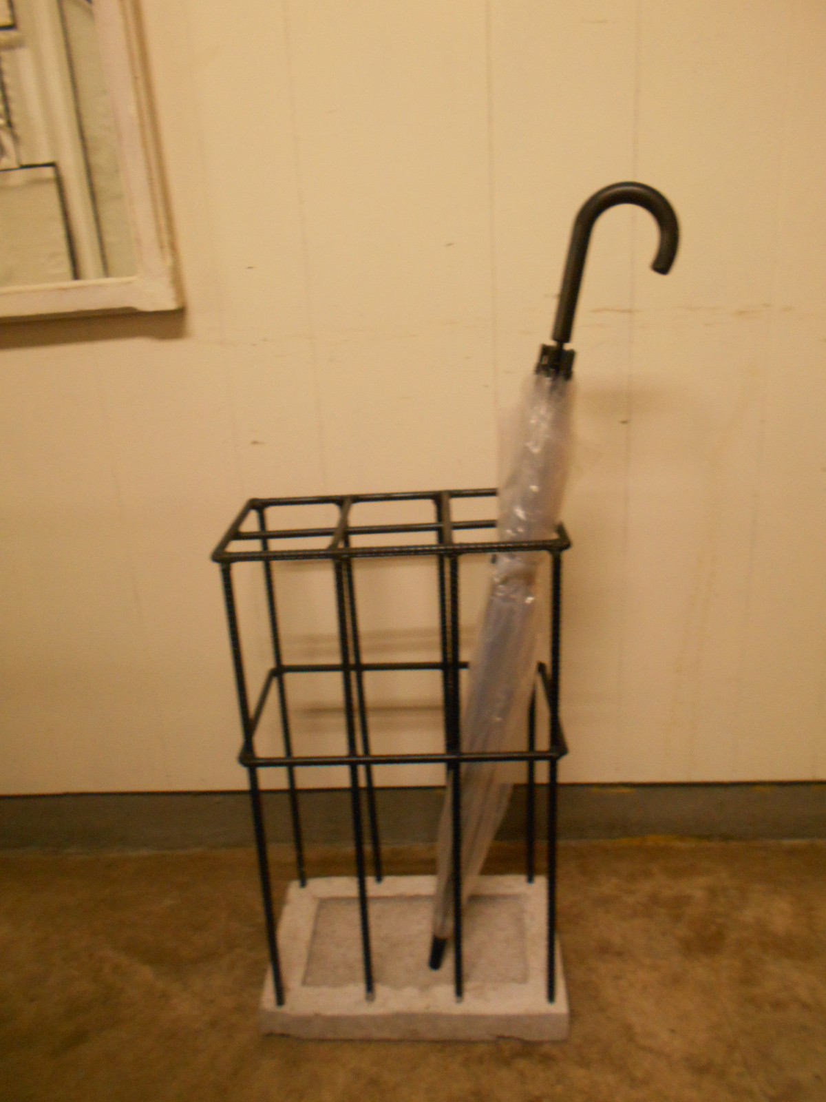 傘立て　５～６人用　（鉄バー＋コンクリート）（受注生産品）