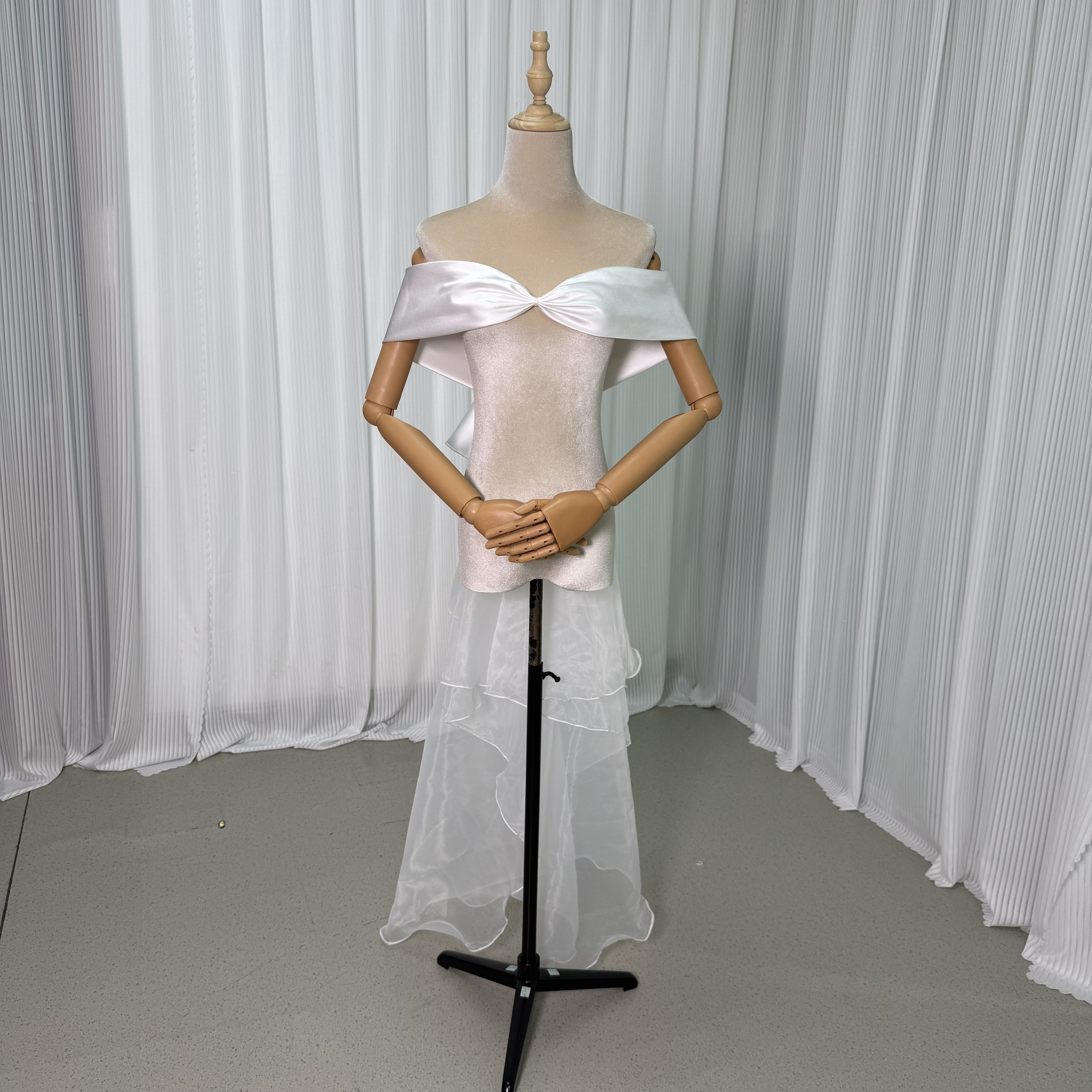 送料無料！取り外しオフショルダー 光沢サテン オーガンジー 花嫁/ウェディングドレス トレーン