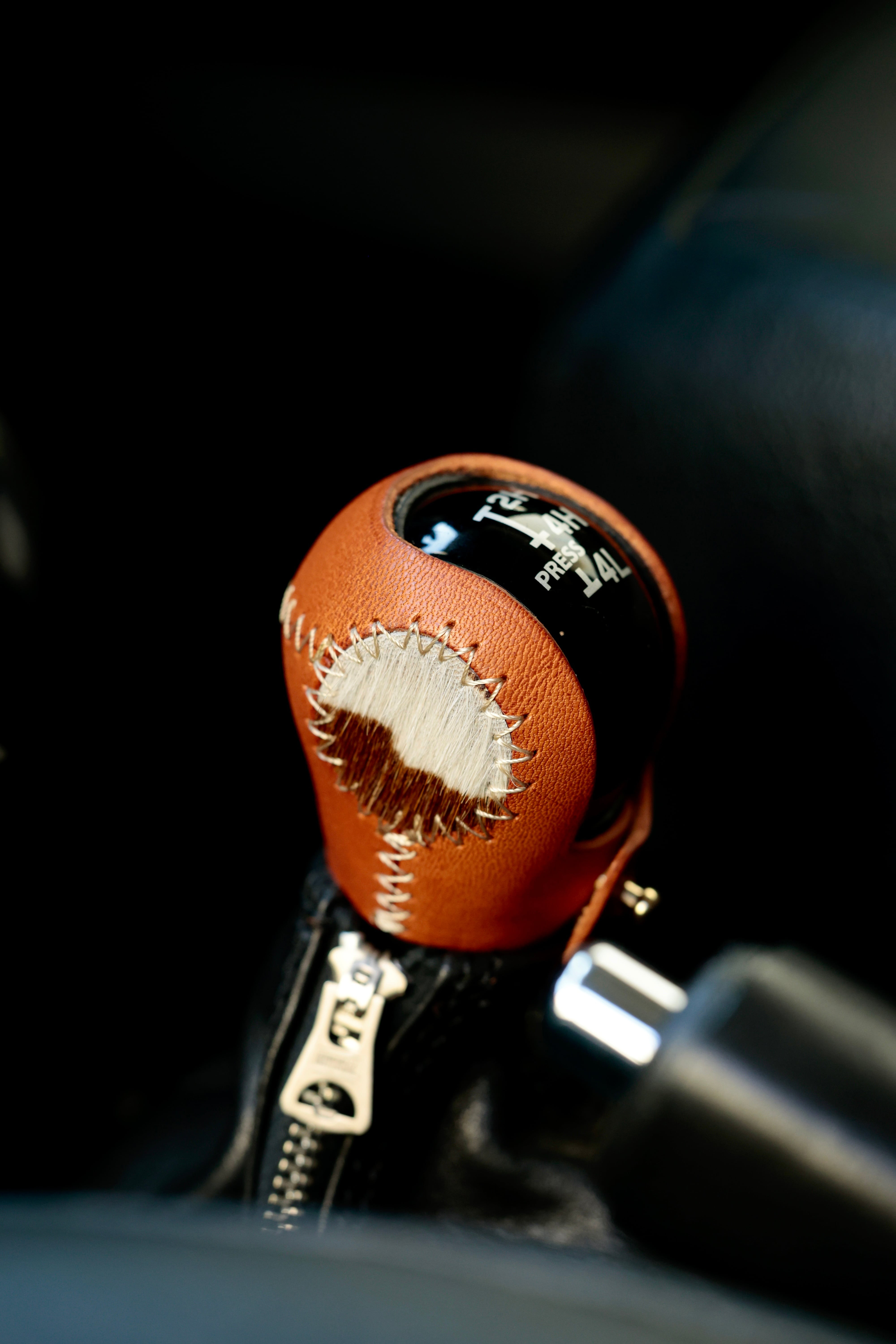 新型ジムニー　JB64 JB74用　3Dトランスファーノブカバー（キャメル×ホルスタイン白茶）