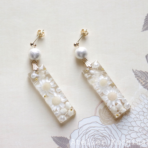 レジンアート 長方形のプレートとコットンパールのピアス〈白い花の