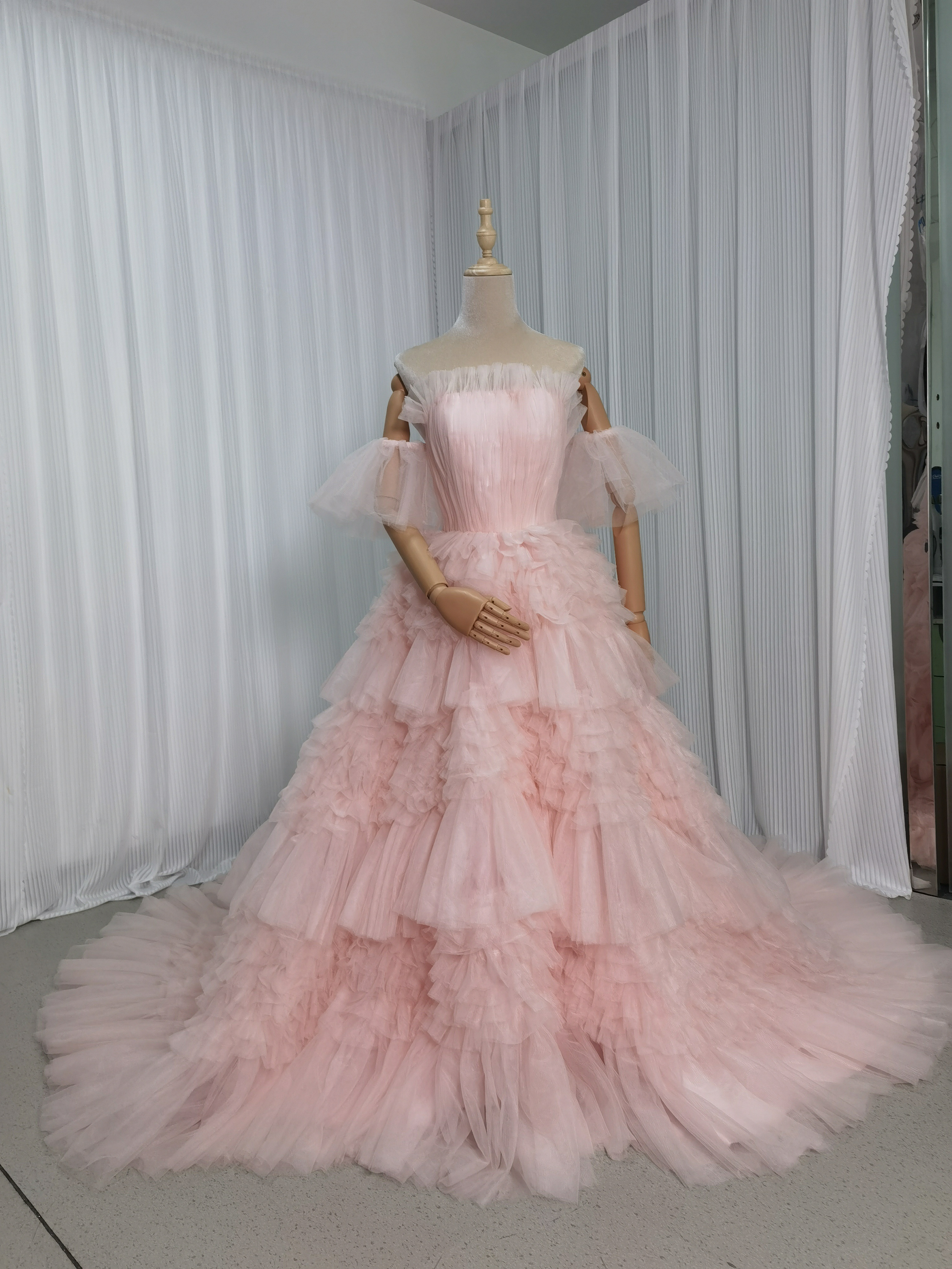 送料無料！カラードレス ピンク ティアードのドレス パフスリーブ  目立つ 可愛い 花嫁/ウェディングドレス