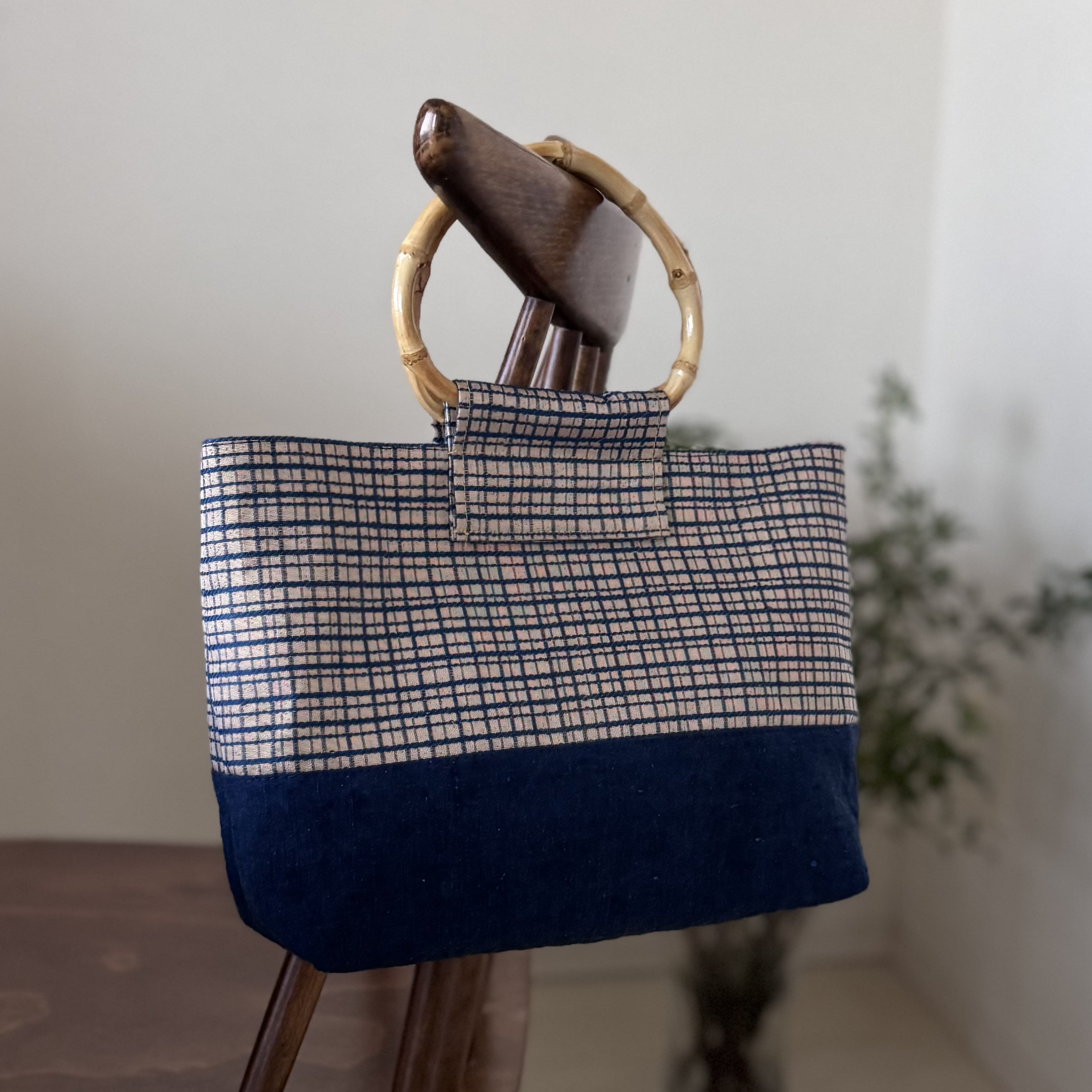 ラメチェック×バンブーハンドルのトートバッグ