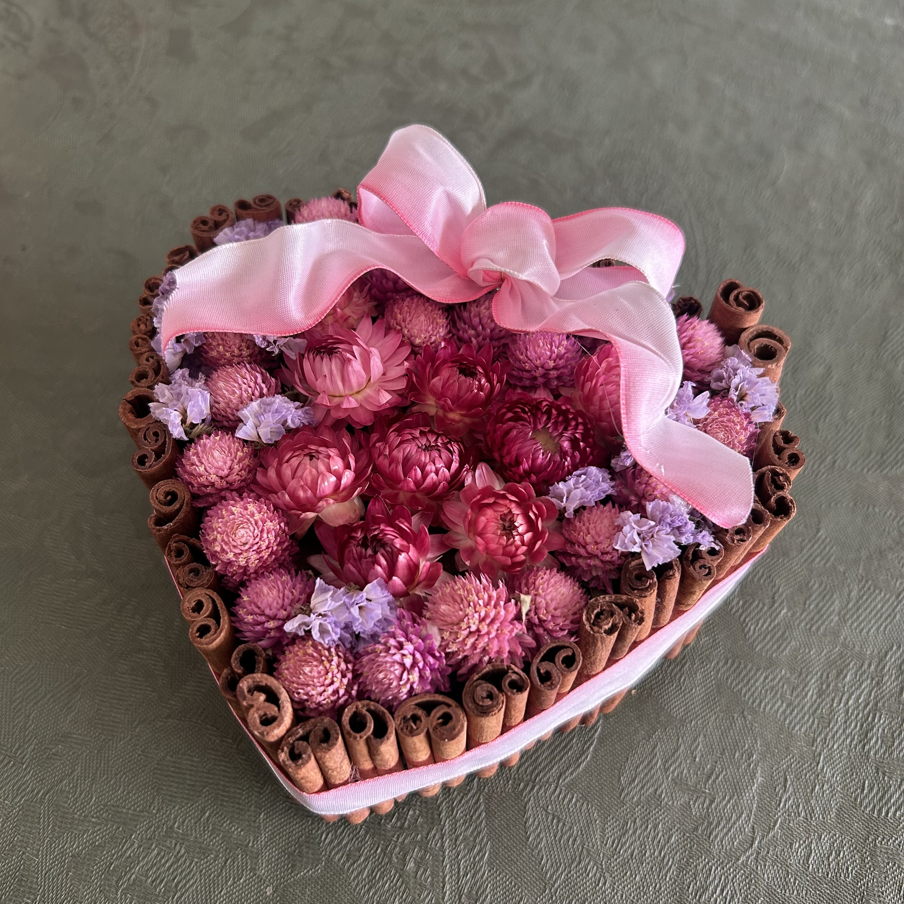 “ドライフラワーのハート型シナモンポットアレンジ “ フラワーギフトにも、数年お部屋のインテリアフラワーとして楽しめます