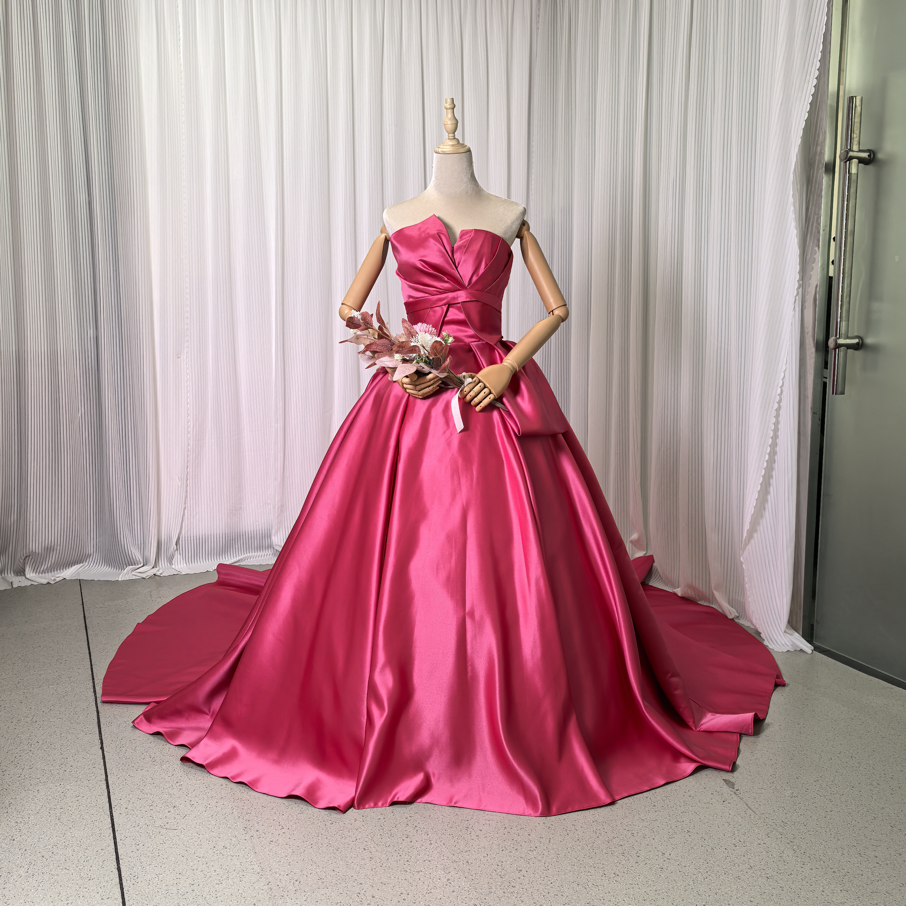 送料無料！カラードレス ビビッドピンク  光沢サテン  編み上げ  ベアトップ ブライダル 抜群のおしゃれ見え