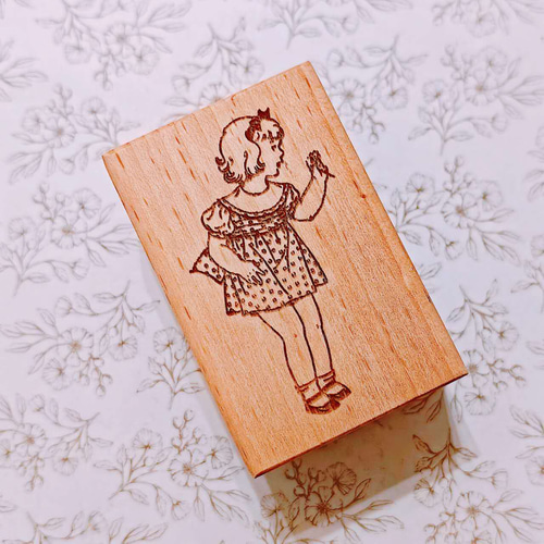 完全受注】花を摘む少女 ウッドスタンプ 女の子 ラバースタンプ
