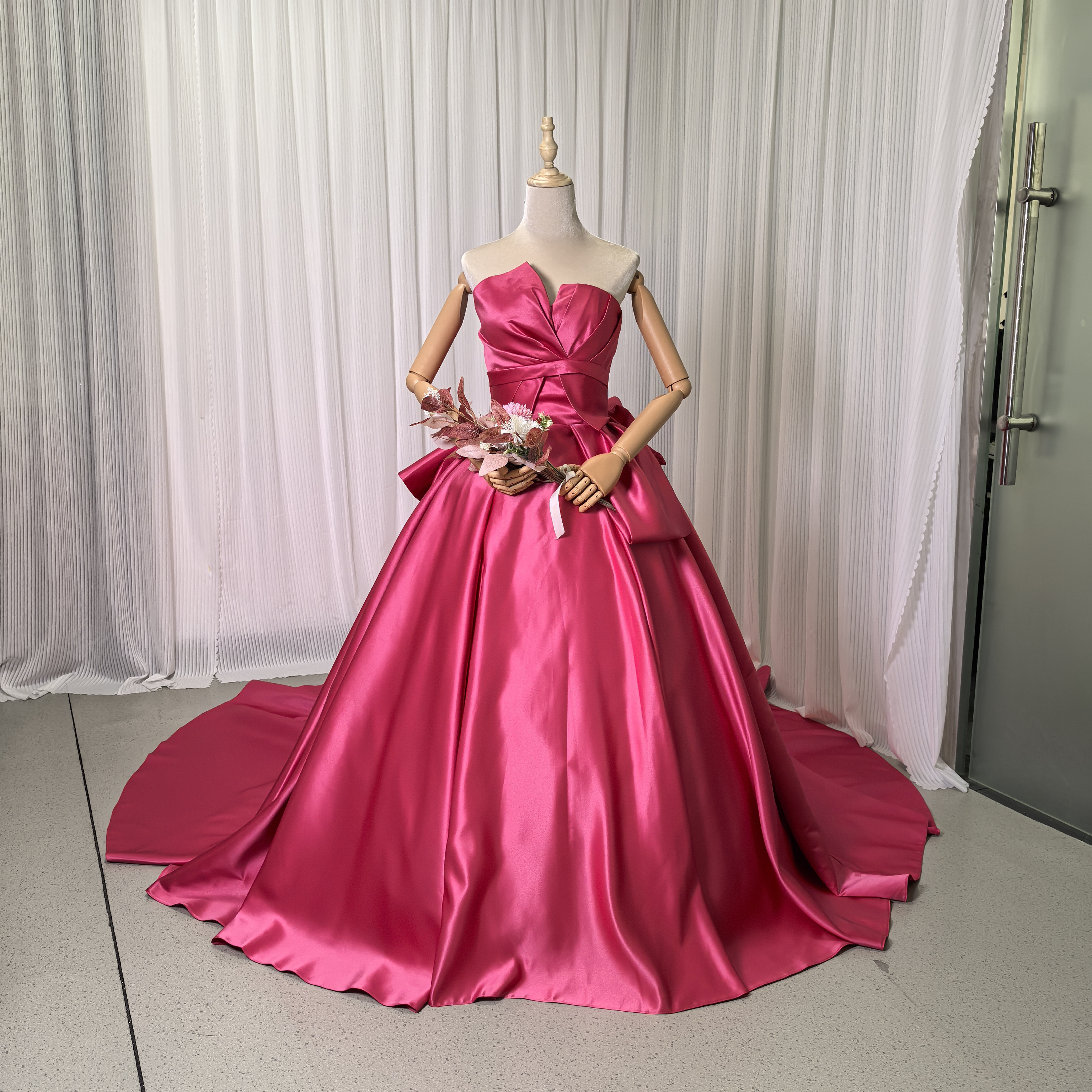 送料無料！カラードレス ビビッドピンク 光沢サテン  リボン 編み上げ ベアトップ ブライダル 抜群のおしゃれ見え