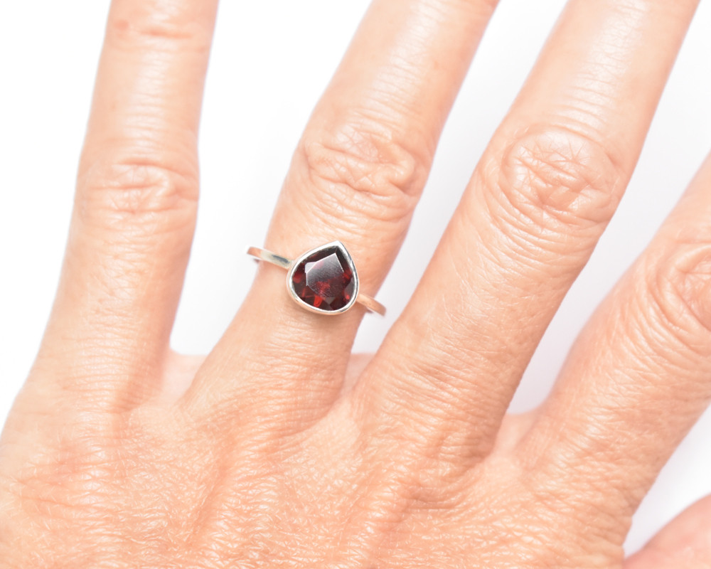 深紅のガーネットの一粒シルバーリング　天然石リング　シルバー925　誕生石