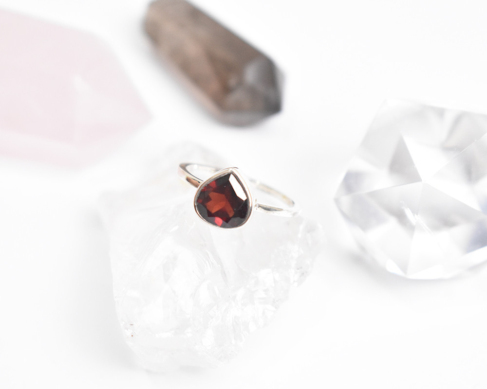 深紅のガーネットの一粒シルバーリング　天然石リング　シルバー925　誕生石