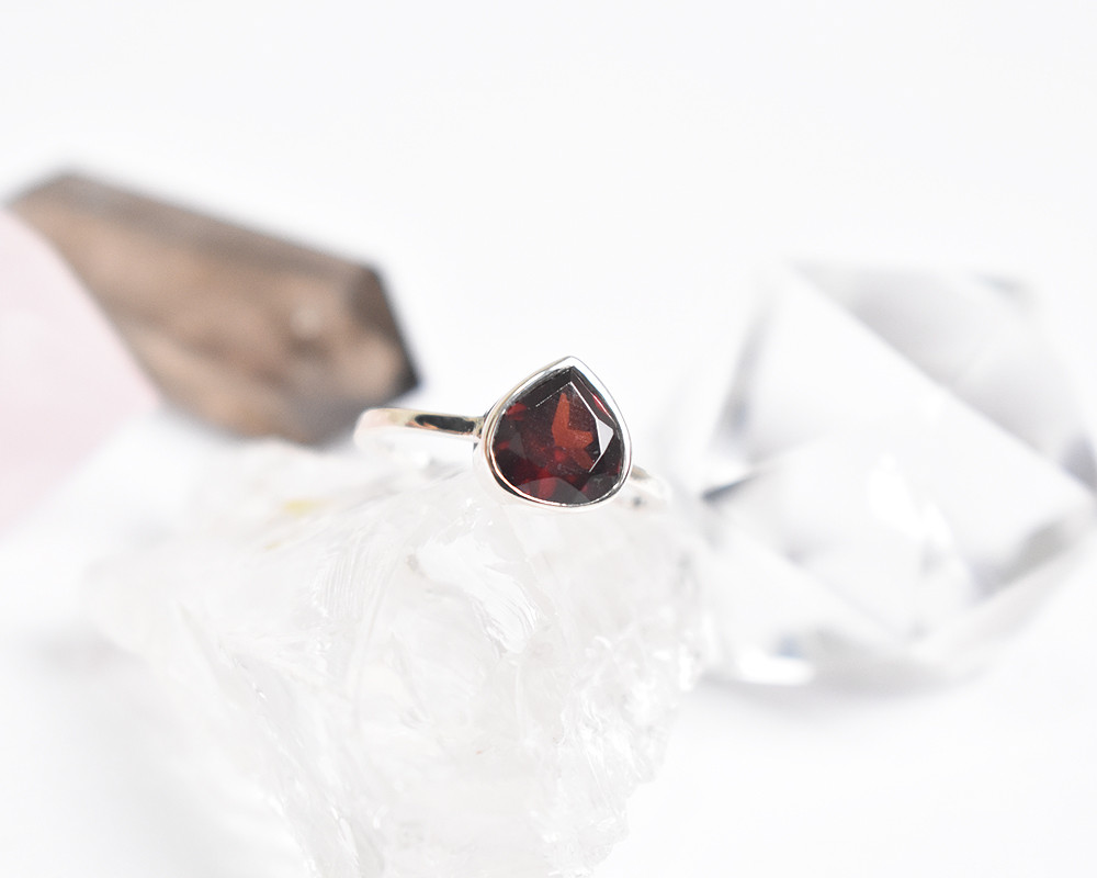 深紅のガーネットの一粒シルバーリング　天然石リング　シルバー925　誕生石