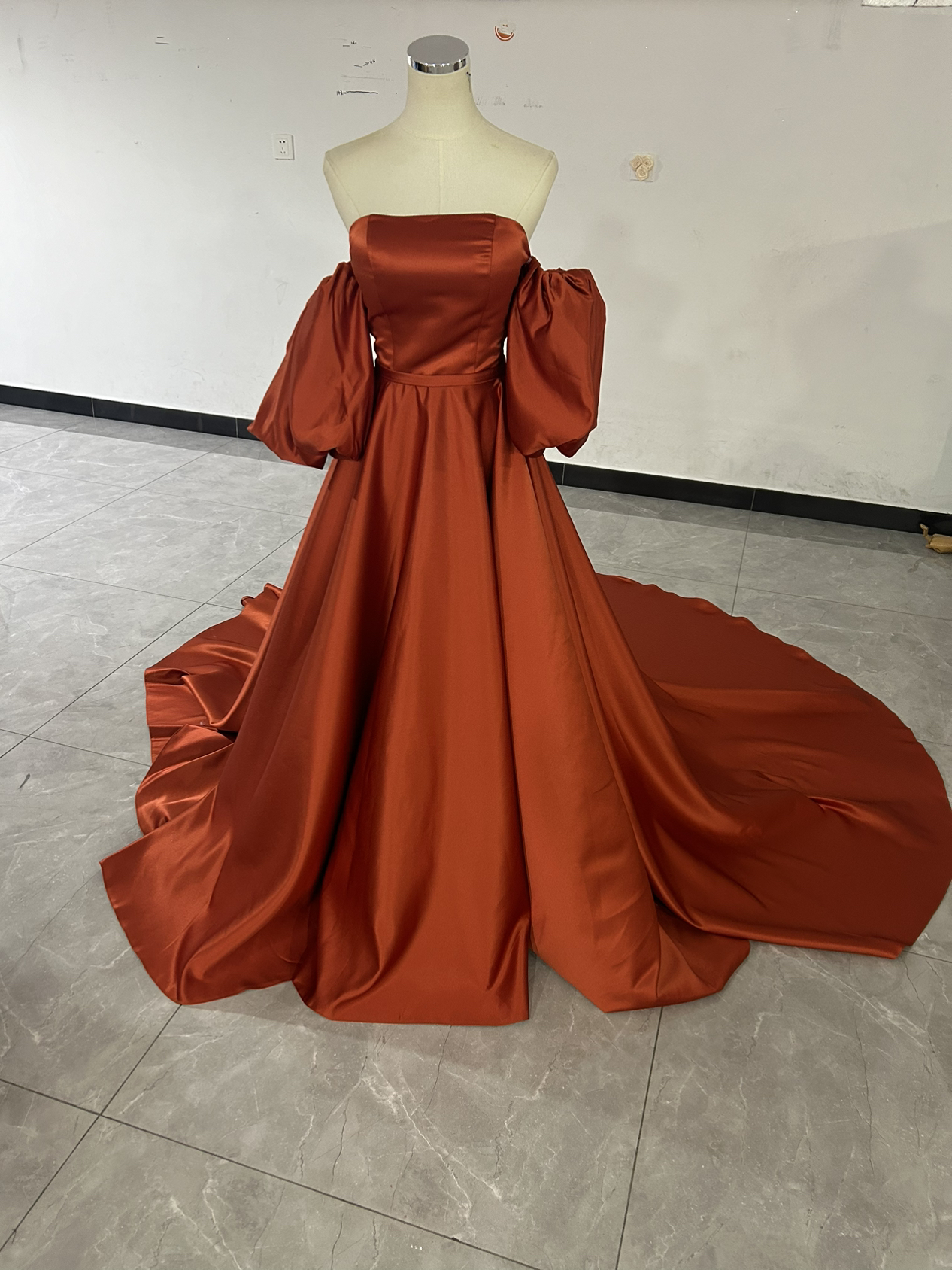 カラードレス オレンジ 光沢サテン ベアトップ パフスリーブ 編み上げ 花嫁