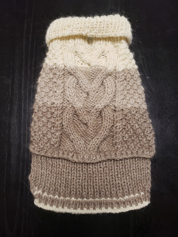 犬服♪(Lサイズ)ハート模様のざっくりとした手編みワンピース(リード通し穴有り) 2枚目の画像