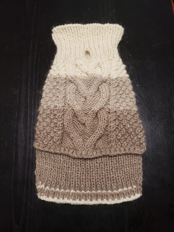 犬服♪(Lサイズ)ハート模様のざっくりとした手編みワンピース(リード通し穴有り) 3枚目の画像