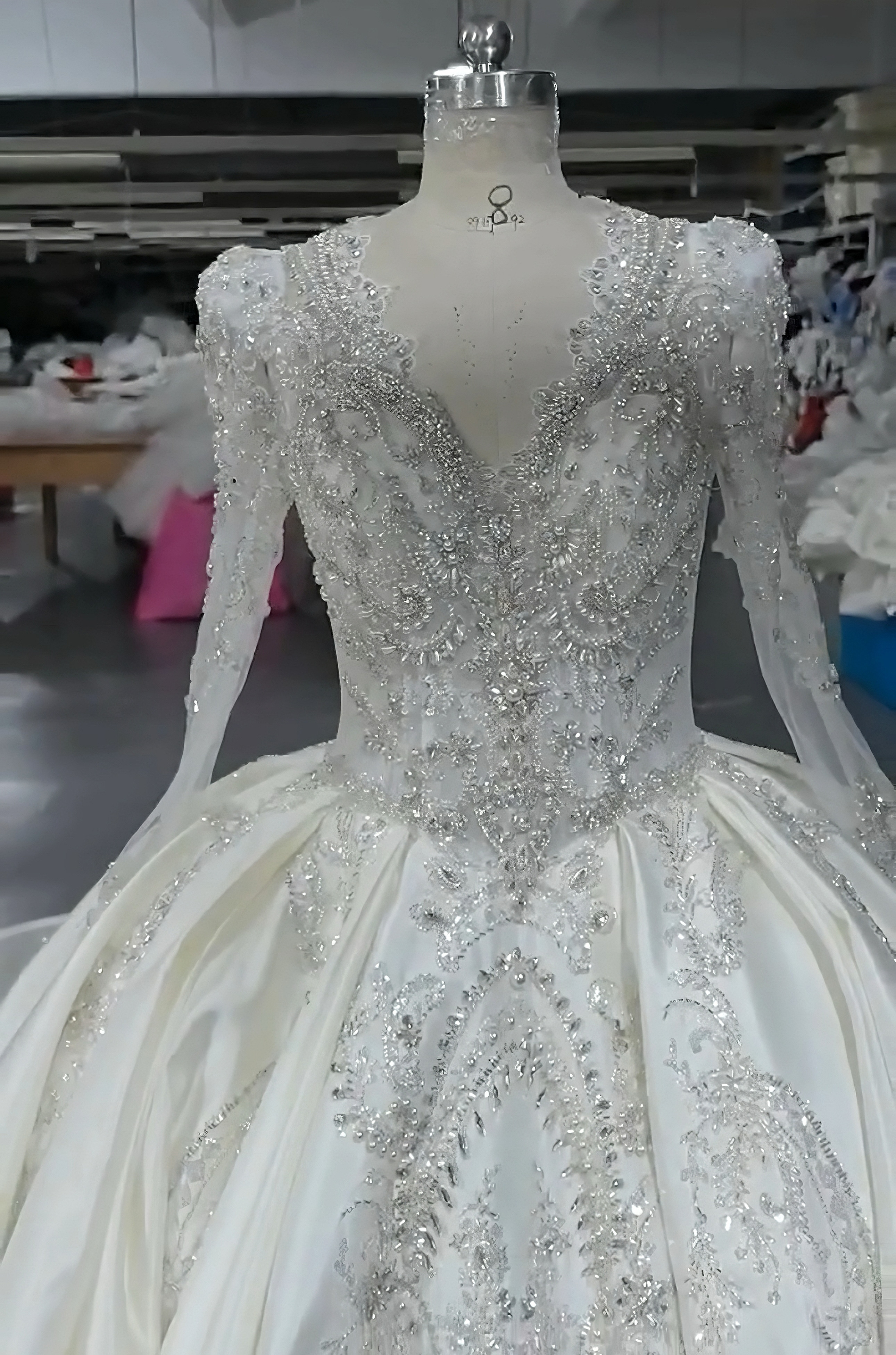 憧れのドレス　華やかな引裾　プリンセスライン　フレアスカート　高級サテン　冬婚秋婚春婚　ウェディング結婚式長袖　キラキラ 59,316円