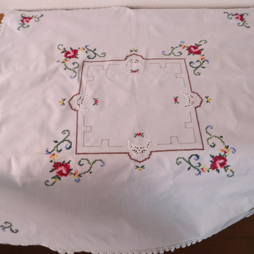 イギリスヴィンテージ　薔薇のモチーフ手刺繍　オーバル　大判　テーブルクロス イギリスヴィンテージ 薔薇のモチーフ手刺繍 オーバル 大判