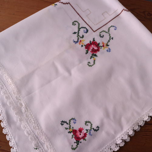 フランスの手仕事/クラシカルなバラのクロスステッチ手刺繍＆手編み