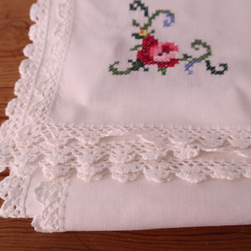 フランスの手仕事/クラシカルなバラのクロスステッチ手刺繍＆手編み