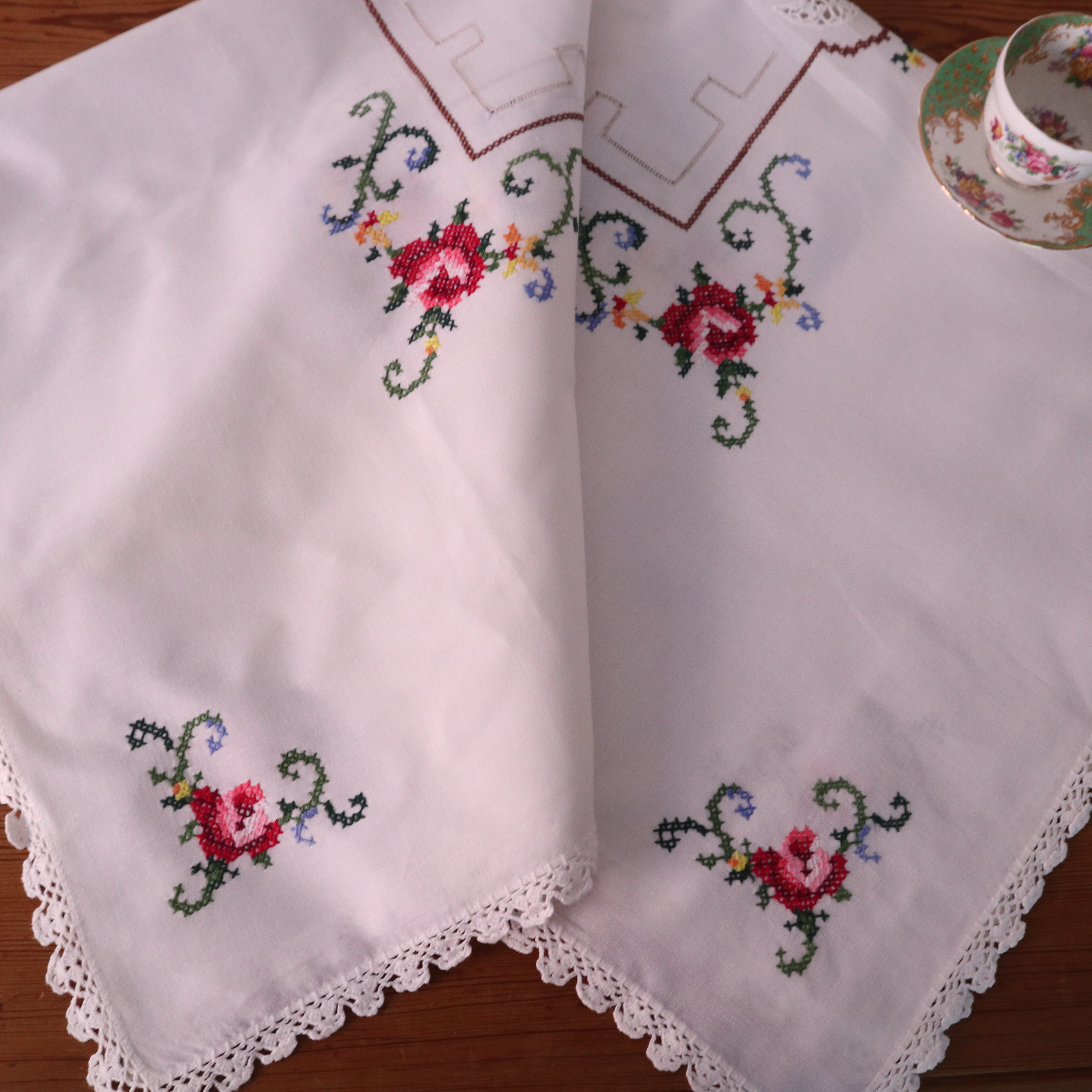 フランスの手仕事/クラシカルなバラのクロスステッチ手刺繍＆手編み