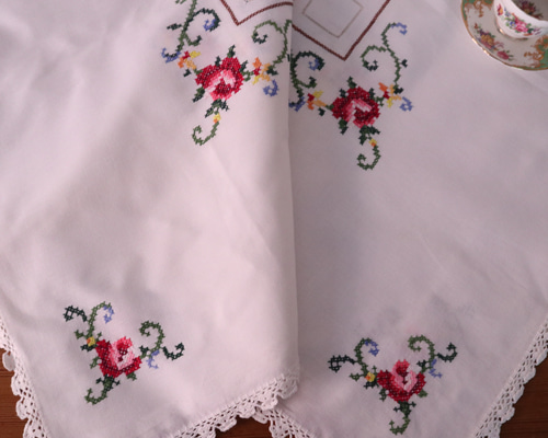 フランスの手仕事/クラシカルなバラのクロスステッチ手刺繍＆手編み