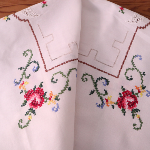 フランスの手仕事/クラシカルなバラのクロスステッチ手刺繍＆手編み