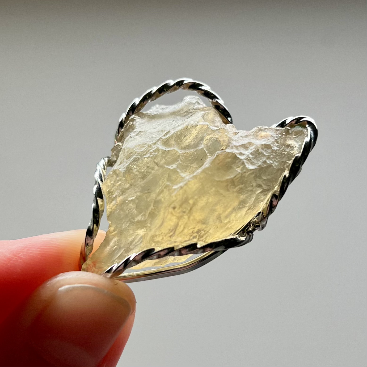 01 イギリス発送　トップグレード　天然リビアングラス　砂漠グラス　原石ペンダント　ゴージャス  一期一会