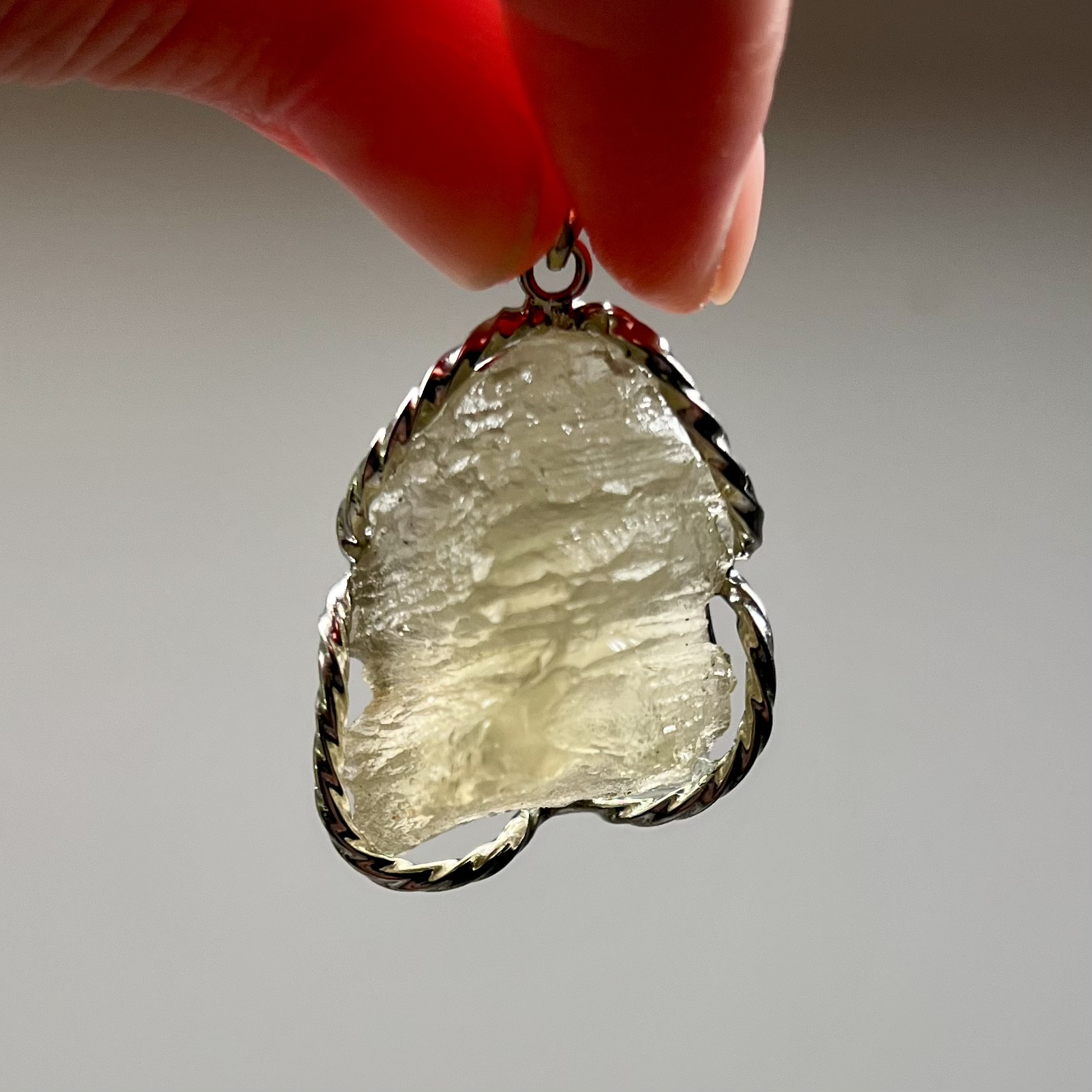 02 イギリス発送　トップグレード　天然リビアングラス　砂漠グラス　原石ペンダント　ゴージャス  一期一会