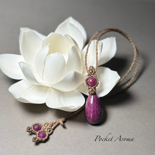 ルビー・ルビーインゾイサイトのマクラメネックレス 佑詩美』ルビーインゾイサイトとルビーのマクラメペンダントネックレス