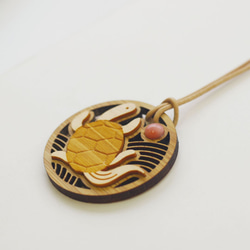 大切な人のまさかに備える宝石珊瑚木彫りネームペンダント「優 」亀 2枚目の画像