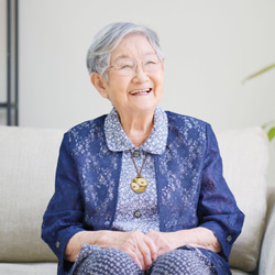 大切な人のまさかに備える宝石珊瑚木彫りネームペンダント「優 」友禅菊 3枚目の画像