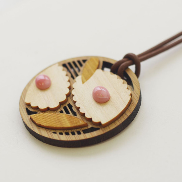 大切な人のまさかに備える宝石珊瑚木彫りネームペンダント「優 」友禅菊 2枚目の画像