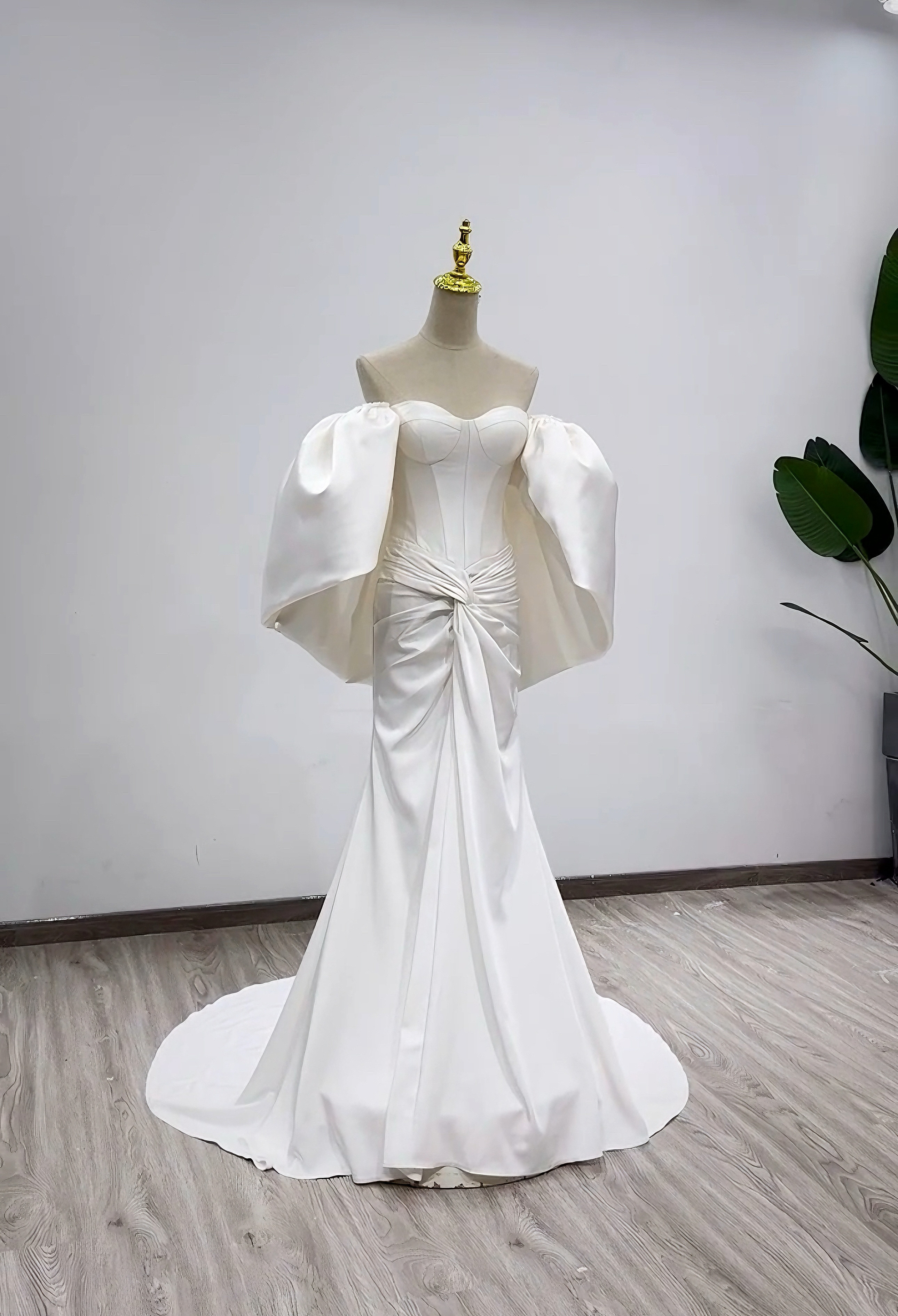 上質な生地　カラー変更可能　高級サテン　ラッパ袖エレガントなシルエット　フリル　トレーン取り外し可能お袖パーディー2次会