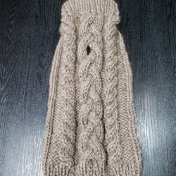 犬服♪リード通し穴有りの、ざっくりとしたアラン模様の手編みセーター(小型犬S) 2枚目の画像