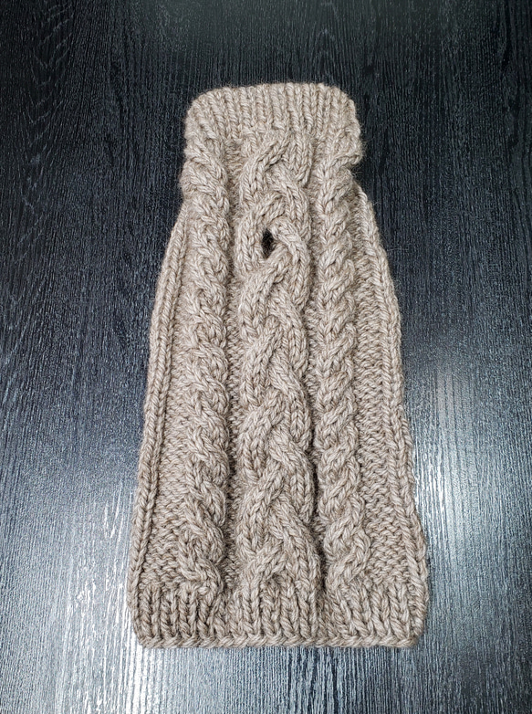 犬服♪リード通し穴有りの、ざっくりとしたアラン模様の手編みセーター(小型犬S) 2枚目の画像